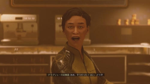 店員からコーヒーを受け取る