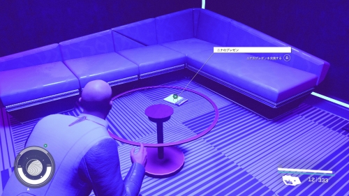 ニナのプレゼンを偽物と交換する