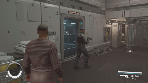 警備員のうしろについて行く