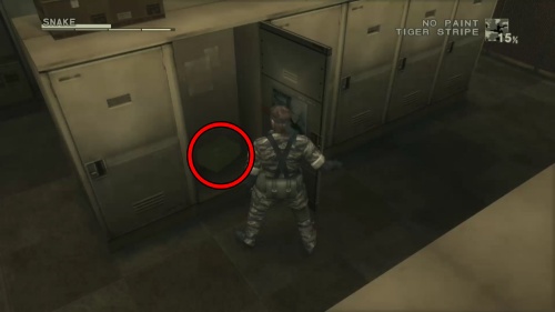 スニーキングスーツ