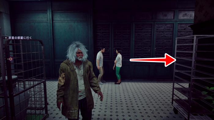 2階の男女の信者が話し合っている場所を右に曲がり、階段を上がって3階へ